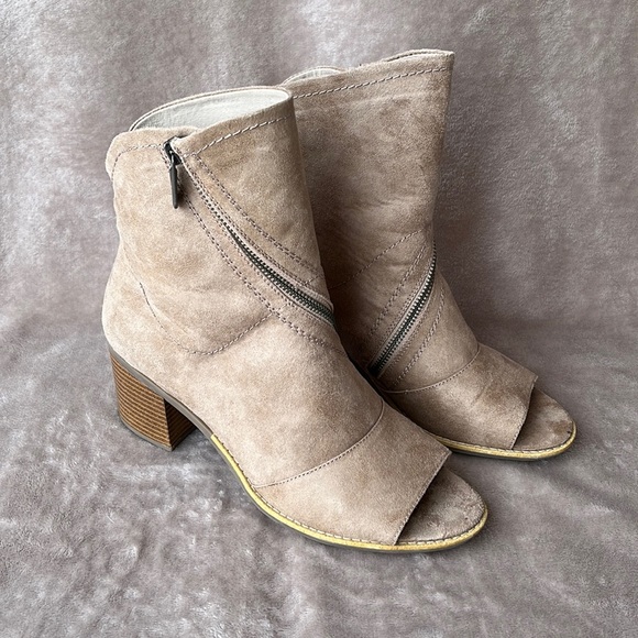 White Mountain Dara Peep Toe Faux Suede Ankle Boots, Size 9.5M - Picture 1 of 15